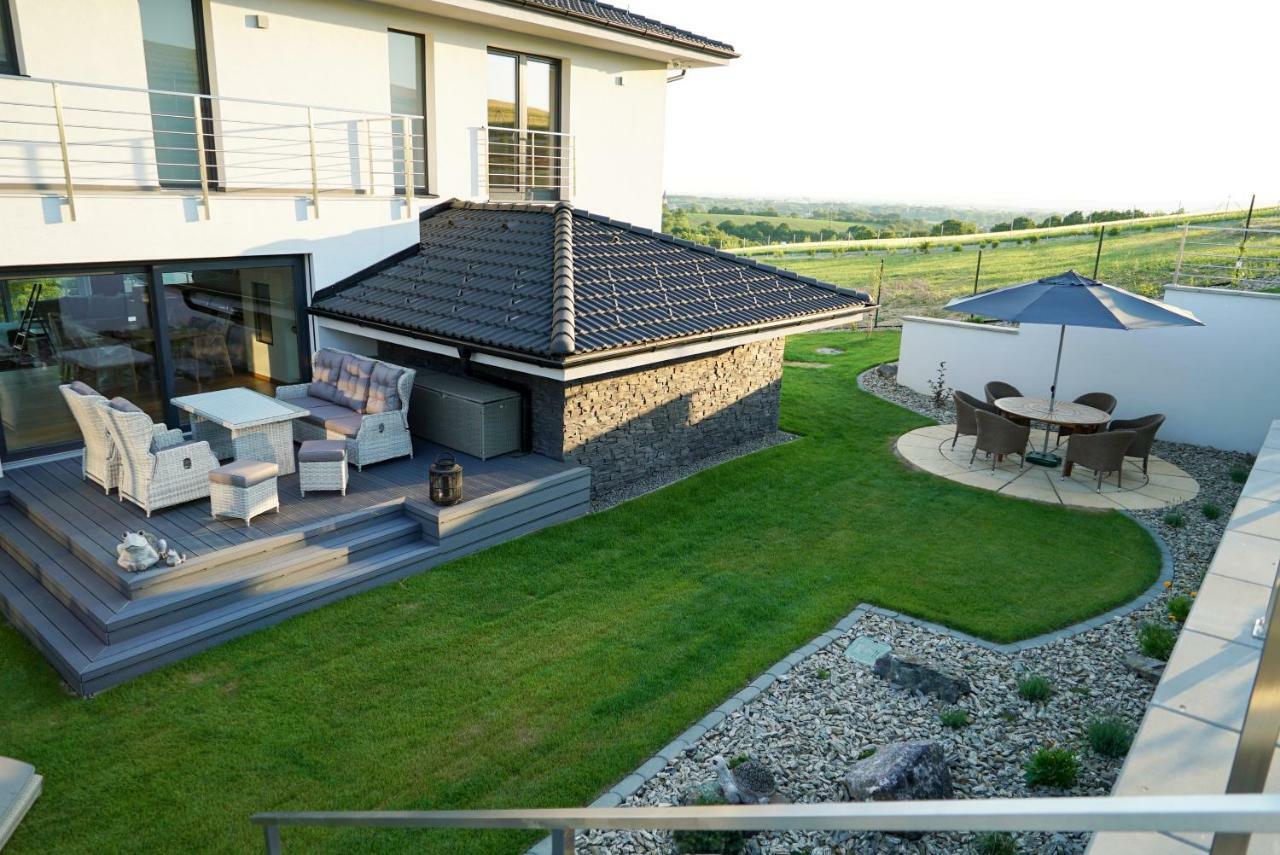 Luxury Villa Moravany nad Vahom ภายนอก รูปภาพ