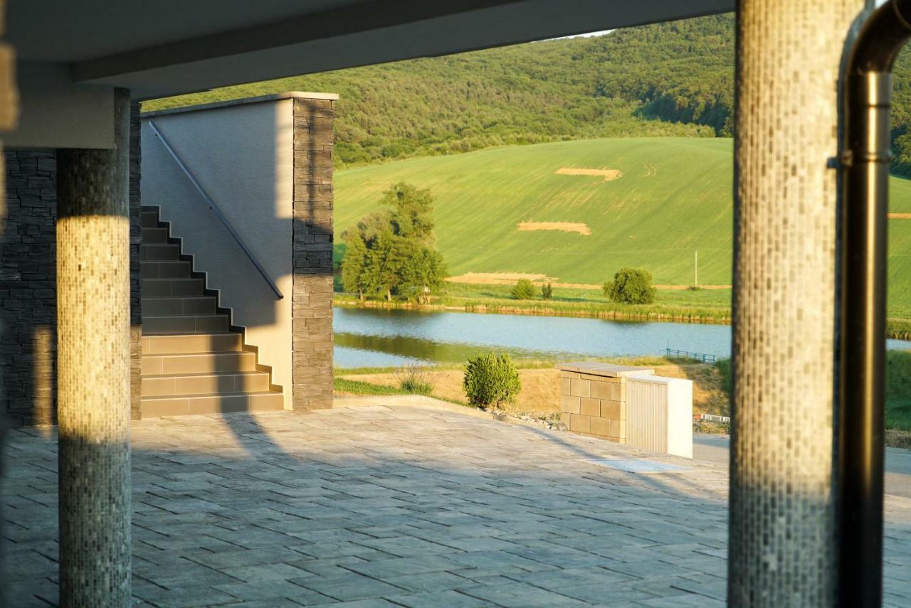 Luxury Villa Moravany nad Vahom ภายนอก รูปภาพ