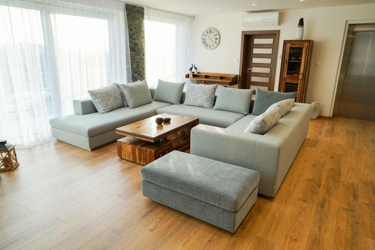 Luxury Villa Moravany nad Vahom ภายนอก รูปภาพ