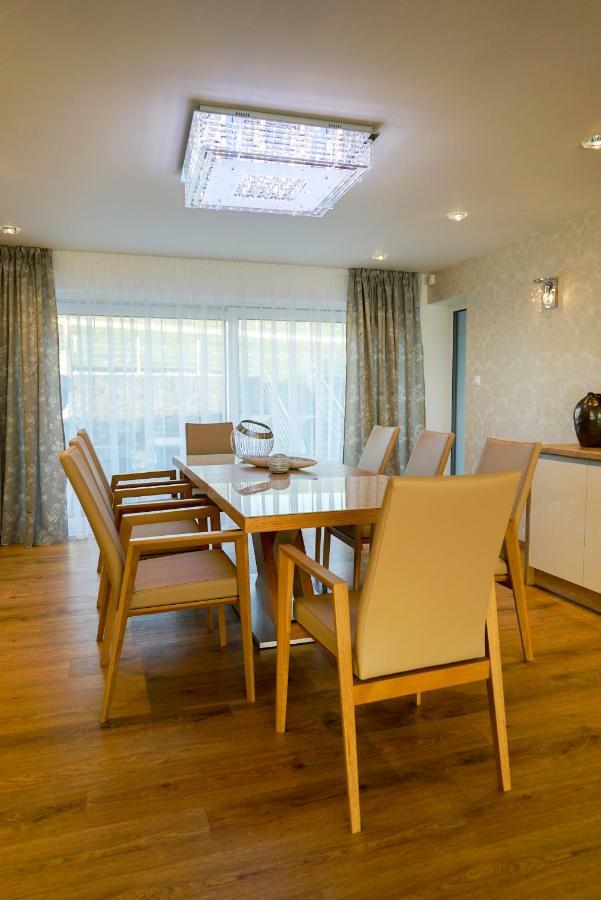 Luxury Villa Moravany nad Vahom ภายนอก รูปภาพ