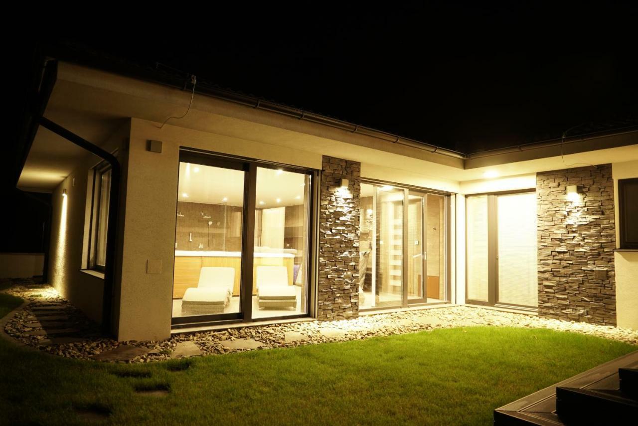 Luxury Villa Moravany nad Vahom ภายนอก รูปภาพ
